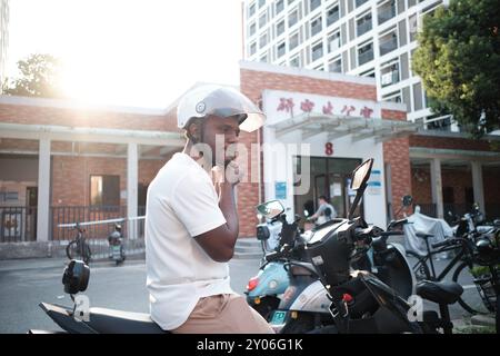 (240901) - WUHU, 1. September 2024 (Xinhua) -- der nigerianische Student Ifeanyi Christian Onyebuchi bereitet sich vor, in das erste verbundene Krankenhaus der Wannan Medical College in Wuhu, ostchinesische Provinz Anhui, zu gehen, 30. August 2024. Ifeanyi Christian Onyebuchi ist ein nigerianischer internationaler Student, der seit 8 Jahren in China Medizin studiert. Ab 2022 begann Christian für seinen Master-Abschluss zu studieren, der von Zhu Shaojin, dem Direktor der Thoraxchirurgie-Abteilung des ersten angeschlossenen Krankenhauses der Wannan Medical College, betreut wurde. Neben dem Studium von Theorien hat Christian auch viel durch Assistenz geübt Stockfoto