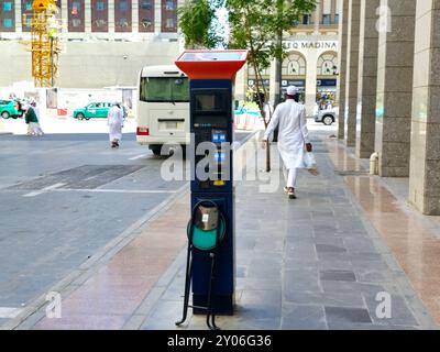 Medina, Saudi-Arabien, 28. Juni 2024: Ein solarbetriebener Multi-Space-Parkzähler, Pay with Mawgif App, Parkzähler ist ein Gerät, mit dem Geld eingesammelt wird Stockfoto