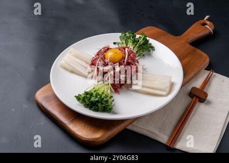 Koreanisches Essen, koreanisches Rindfleisch, Rindfleisch, Bibimbap, Reissuppe, rohes Fleisch, Kimchi-Eintopf, Eintopf, Rindertatar, Beilagen, scharf, Tofu Stockfoto