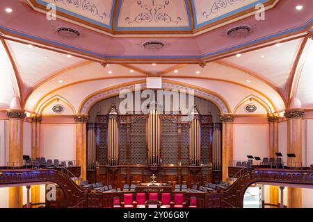 MPLS, MN - 18. Mai 2024: Hauptheiligtum im Inneren der historischen Westminster Presbyterian Church, erbaut 1897 im englischen gotischen Stil. Stockfoto