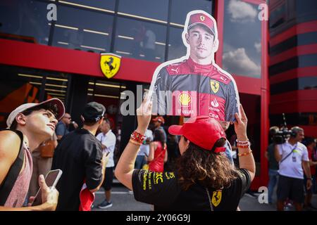 Monza, Italien. September 2024. Ein Fan von Charles Leclerc wird vor dem Formel-1-Grand-Prix in Italien am 1. September 2024 auf dem Rennstrecke Autodromo Nazionale Monza in Monza vor dem Ferrari-Wohnmobil gesehen. (Kreditbild: © Beata Zawrzel/ZUMA Press Wire) NUR REDAKTIONELLE VERWENDUNG! Nicht für kommerzielle ZWECKE! Credit: ZUMA Press, Inc./Alamy Live News Credit: ZUMA Press, Inc./Alamy Live News Stockfoto