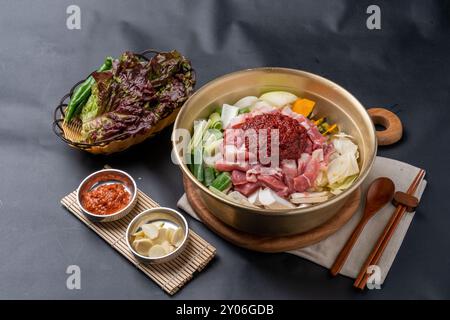 Koreanisches Essen, koreanisches Rindfleisch, Rindfleisch, Bibimbap, Reissuppe, rohes Fleisch, Kimchi-Eintopf, Eintopf, Rindertatar, Beilagen, scharf, Tofu Stockfoto