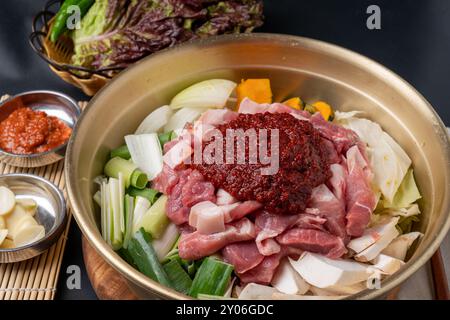 Koreanisches Essen, koreanisches Rindfleisch, Rindfleisch, Bibimbap, Reissuppe, rohes Fleisch, Kimchi-Eintopf, Eintopf, Rindertatar, Beilagen, scharf, Tofu Stockfoto