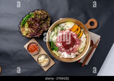 Koreanisches Essen, koreanisches Rindfleisch, Rindfleisch, Bibimbap, Reissuppe, rohes Fleisch, Kimchi-Eintopf, Eintopf, Rindertatar, Beilagen, scharf, Tofu Stockfoto