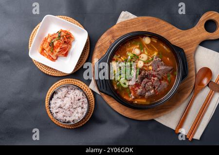 Koreanisches Essen, koreanisches Rindfleisch, Rindfleisch, Bibimbap, Reissuppe, rohes Fleisch, Kimchi-Eintopf, Eintopf, Rindertatar, Beilagen, scharf, Tofu Stockfoto