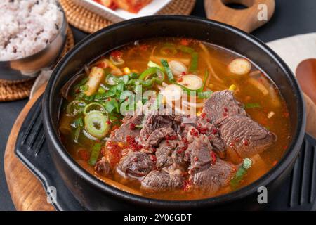 Koreanisches Essen, koreanisches Rindfleisch, Rindfleisch, Bibimbap, Reissuppe, rohes Fleisch, Kimchi-Eintopf, Eintopf, Rindertatar, Beilagen, scharf, Tofu Stockfoto