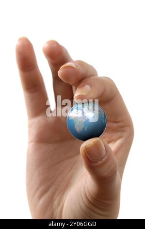 Nahaufnahme einer weiblichen Hand, die den Planeten Erde zwischen zwei Fingern hält. Isoliert auf weiß Stockfoto