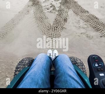 Mann im Strandrollstuhl, Badeurlaub genießt, Sankt-Peter-Ording, Schleswig-Holstein, Deutschland, Europa Stockfoto