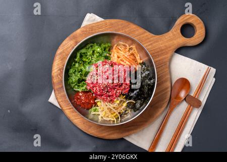 Koreanisches Essen, koreanisches Rindfleisch, Rindfleisch, Bibimbap, Reissuppe, rohes Fleisch, Kimchi-Eintopf, Eintopf, Rindertatar, Beilagen, scharf, Tofu Stockfoto