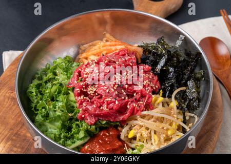 Koreanisches Essen, koreanisches Rindfleisch, Rindfleisch, Bibimbap, Reissuppe, rohes Fleisch, Kimchi-Eintopf, Eintopf, Rindertatar, Beilagen, scharf, Tofu Stockfoto