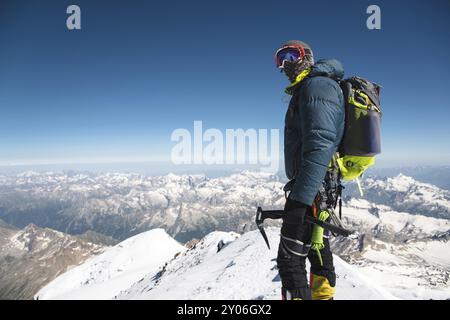 Professioneller, voll ausgestatteter Reiseleiter, Kletterer auf dem schneebedeckten Gipfel des schlafenden Vulkans Elbrus Stockfoto