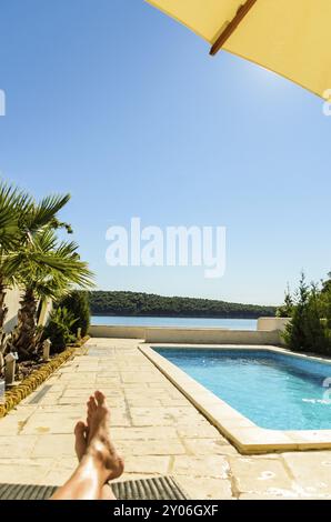 Kroatien, 28 08 2014: Blick auf ein Schwimmbad neben der adria und Palmen, Europa Stockfoto