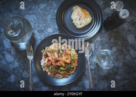 Frisch gebratene Nudeln mit Garnelen und gekochten Reis Stockfoto