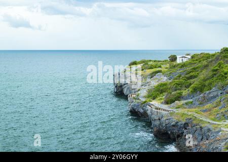 Wunderschöner Aussichtspunkt auf die Insel und das Meer von ist eine berühmte Sehenswürdigkeit von Chonburi, Thailand, Asien Stockfoto