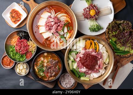 Koreanisches Essen, koreanisches Rindfleisch, Rindfleisch, Bibimbap, Reissuppe, rohes Fleisch, Kimchi-Eintopf, Eintopf, Rindertatar, Beilagen, scharf, Tofu Stockfoto