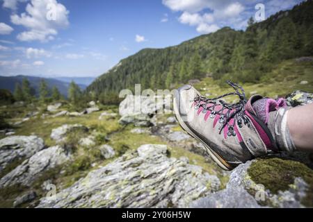 Schneiden Sie einer Frau in die Wanderstiefel Wer ist die idyllische Berglandschaft geniessen. Stockfoto