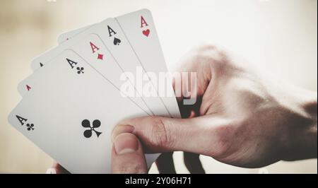 Junger Mann spielt Karten, Ausschnitt seiner Hände Stockfoto
