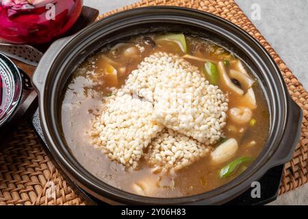Süß-saures Schweinefleisch, Nurungitang, Kkanpunggi, chinesische Gerichte, Goultangmyeon, Jjamppong mit Meeresfrüchten, Jajangmyeon, Beilagen, Stockfoto