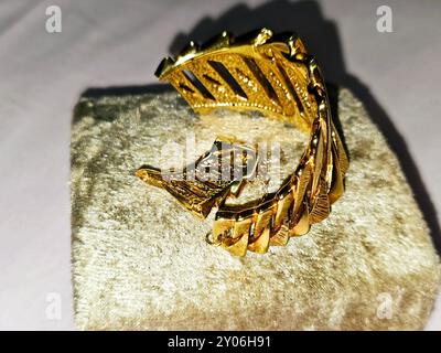 Armband aus gebrochenem Gold, Schmuck oder Schmuck, dekorative Gegenstände, die zur persönlichen Verzierung getragen werden, ein schmuckstück, das um das Handgelenk getragen wird, Decre Stockfoto