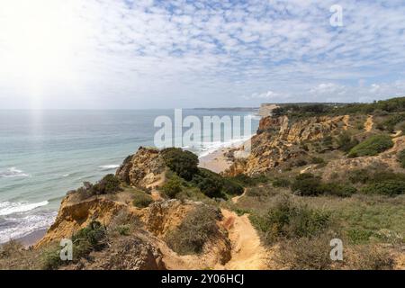 Wanderweg an der hohen Küste zwischen Ponta de Piedade und Porto de Mos mit Blick auf Praia do Canavial em Lagos. Lagos, Algarve, Portugal, Europa Stockfoto