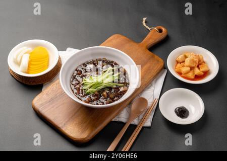 Süß-saures Schweinefleisch, Jajangmyeon, Kansho-Garnelen, Jjamppong, Meeresfrüchte, Jjamppong, Yangjangpie, chinesisches Essen, süßes und saures Schweinefleisch, schwarze Bohnennudeln, das Stockfoto