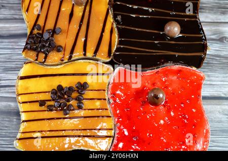 Karamell-, Schokoladen- und Erdbeerkuchen mit geschlagener Vanillecreme und geschäumten Kuchenschichten mit Erdbeeren-, Schokoladen- und Karamellpaste Stockfoto