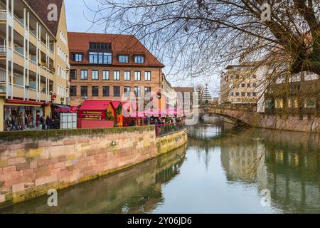 Nürnberg, 24. Dezember 2016: Weihnachtsmarkt mit Kiosken und Ständen, Menschen in Nürnberg Bayern, Europa Stockfoto