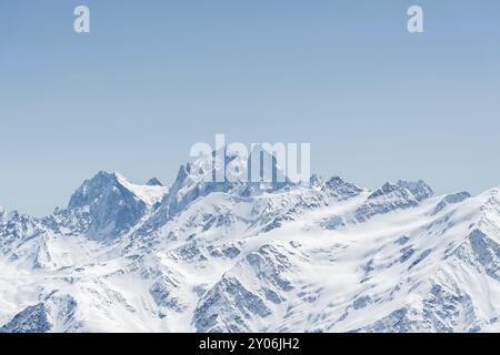 Im Winter schneebedeckte Berggipfel im Kaukasus. Toller Ort für Wintersport. USHBA Mountain Stockfoto