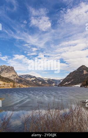 Klare kalte Landschaft mit blauem Himmel am Grundlsee, Österreich, Winter, gefrorener See. Touristenziel, Europa Stockfoto