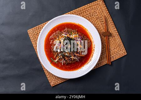 Jokbal, koreanisches Essen, gedämpftes Schweinefleisch, Tablett, Buchweizennudeln, Beilagen, gesalzene Garnelen, Salat, scharfe, orientalische Medizin, fliegende Fischrogen, Reisbällchen Stockfoto