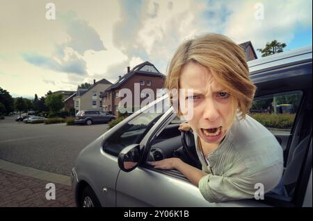 Aggressiver Fahrer schreit aus dem Fenster Stockfoto