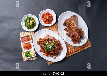 Jokbal, koreanisches Essen, gedämpftes Schweinefleisch, Tablett, Buchweizennudeln, Beilagen, gesalzene Garnelen, Salat, scharfe, orientalische Medizin, fliegende Fischrogen, Reisbällchen Stockfoto