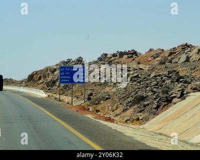 Makkah Madinah Road, Saudi-Arabien, 25. Juni 2024: Al Madinah und Dschidda Road Schilder an Mecca Medina Highway Road, Tourismus und Pilgerkonzept in King Stockfoto