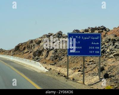 Makkah Madinah Road, Saudi-Arabien, 25. Juni 2024: Al Madinah und Dschidda Road Schilder an Mecca Medina Highway Road, Tourismus und Pilgerkonzept in King Stockfoto