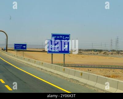 Makkah Madinah Road, Saudi-Arabien, 25. Juni 2024: Yanbu-Straßenschild am Mecca Medina Highway Road, Tourismus und Pilgerkonzept im Königreich Saudi-Arabien Stockfoto