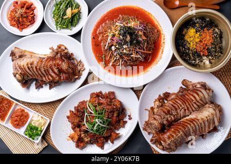 Jokbal, koreanisches Essen, gedämpftes Schweinefleisch, Tablett, Buchweizennudeln, Beilagen, gesalzene Garnelen, Salat, scharfe, orientalische Medizin, fliegende Fischrogen, Reisbällchen Stockfoto