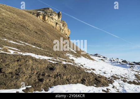 Die Landschaft der schneebedeckten kaukasischen Felsen am Gumbashi Pass. Ein riesiges, scharfes Gesteinsfeld in einer Höhe von 2100 Metern über dem Meeresspiegel mit einem s Stockfoto