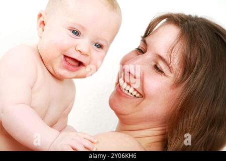 Momente mit der Familie - Mutter genießen ihre niedlichen baby Stockfoto