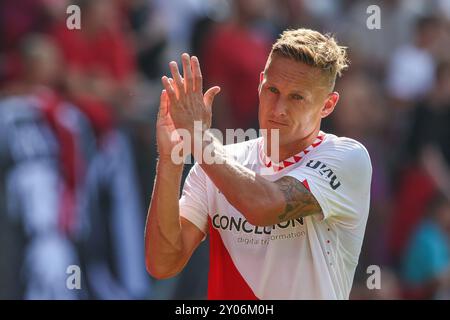 Utrecht, Niederlande. September 2024. UTRECHT, NIEDERLANDE - 1. SEPTEMBER: Jens Toornstra vom FC Utrecht dankt den Fans für ihre Unterstützung beim niederländischen Eredivisie-Spiel zwischen dem FC Utrecht und dem FC Twente im Stadion Galgenwaard am 1. September 2024 in Utrecht, Niederlande. (Foto: Ben Gal/Orange Pictures) Credit: Orange Pics BV/Alamy Live News Stockfoto