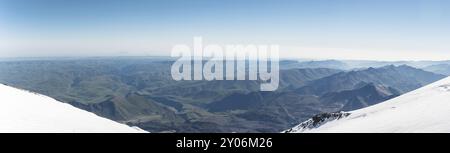 Panoramablick auf den sommerlichen Nordkaukasus vom schneebedeckten Gipfel des Elbrus vom Nordhang aus Stockfoto