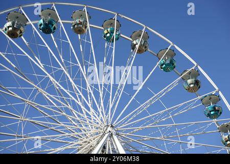 Riesenrad auf einem Weihnachtsmarkt in Deutschland Stockfoto