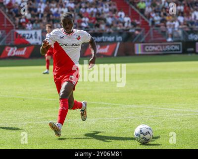 Utrecht, Niederlande. September 2024. UTRECHT, NIEDERLANDE - 1. SEPTEMBER: Alonzo Engwanda vom FC Utrecht spielt mit dem Ball während eines niederländischen Eredivisie-Spiels zwischen dem FC Utrecht und dem FC Twente im Stadion Galgenwaard am 1. September 2024 in Utrecht, Niederlande. (Foto: Ben Gal/Orange Pictures) Credit: Orange Pics BV/Alamy Live News Stockfoto