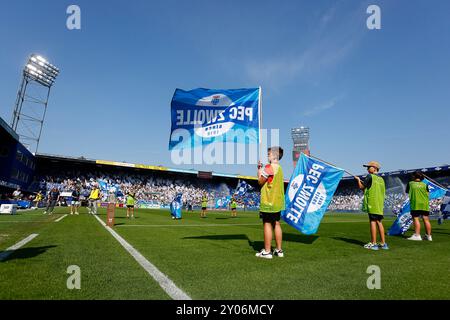 Zwolle, Niederlande. September 2024. ZWOLLE, 01-09-2024, MAC3PARK Stadium, Football, Eredivisie, Saison 2024/2025, während des Spiels PEC Zwolle - Heracles Almelo, Line Up Kids. Beschreibung: Pro Shots/Alamy Live News Stockfoto