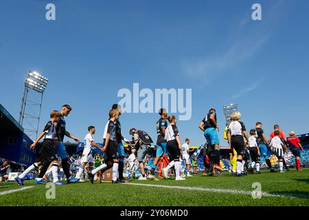 Zwolle, Niederlande. September 2024. ZWOLLE, 01-09-2024, MAC3PARK Stadium, Football, Eredivisie, Saison 2024/2025, während des Spiels PEC Zwolle - Heracles Almelo, Line Up Kids. Beschreibung: Pro Shots/Alamy Live News Stockfoto