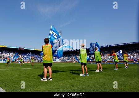 Zwolle, Niederlande. September 2024. ZWOLLE, 01-09-2024, MAC3PARK Stadium, Football, Eredivisie, Saison 2024/2025, während des Spiels PEC Zwolle - Heracles Almelo, Line Up Kids. Beschreibung: Pro Shots/Alamy Live News Stockfoto