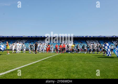 Zwolle, Niederlande. September 2024. ZWOLLE, 01-09-2024, MAC3PARK Stadium, Football, Eredivisie, Saison 2024/2025, während des Spiels PEC Zwolle - Heracles Almelo, Line Up Kids. Beschreibung: Pro Shots/Alamy Live News Stockfoto