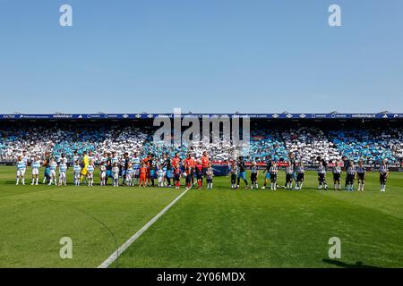 Zwolle, Niederlande. September 2024. ZWOLLE, 01-09-2024, MAC3PARK Stadium, Football, Eredivisie, Saison 2024/2025, während des Spiels PEC Zwolle - Heracles Almelo, Line Up Kids. Beschreibung: Pro Shots/Alamy Live News Stockfoto