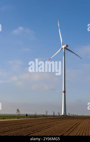 Freistehender Windgenerator auf einem Feld in der Sonne Stockfoto