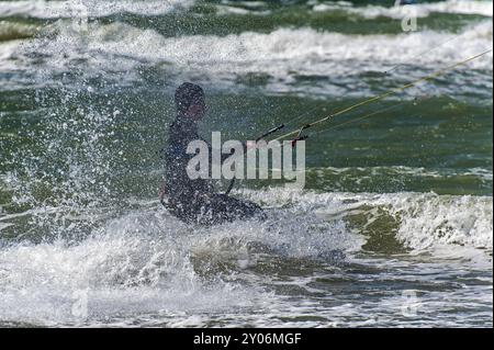 Kitesurfer bei starkem Wind in der Brandung Stockfoto