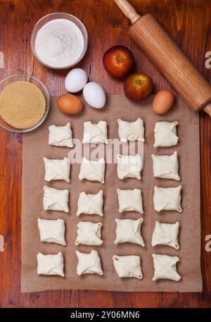 Köstliche Apfeltaschen mit Backzutaten Stockfoto